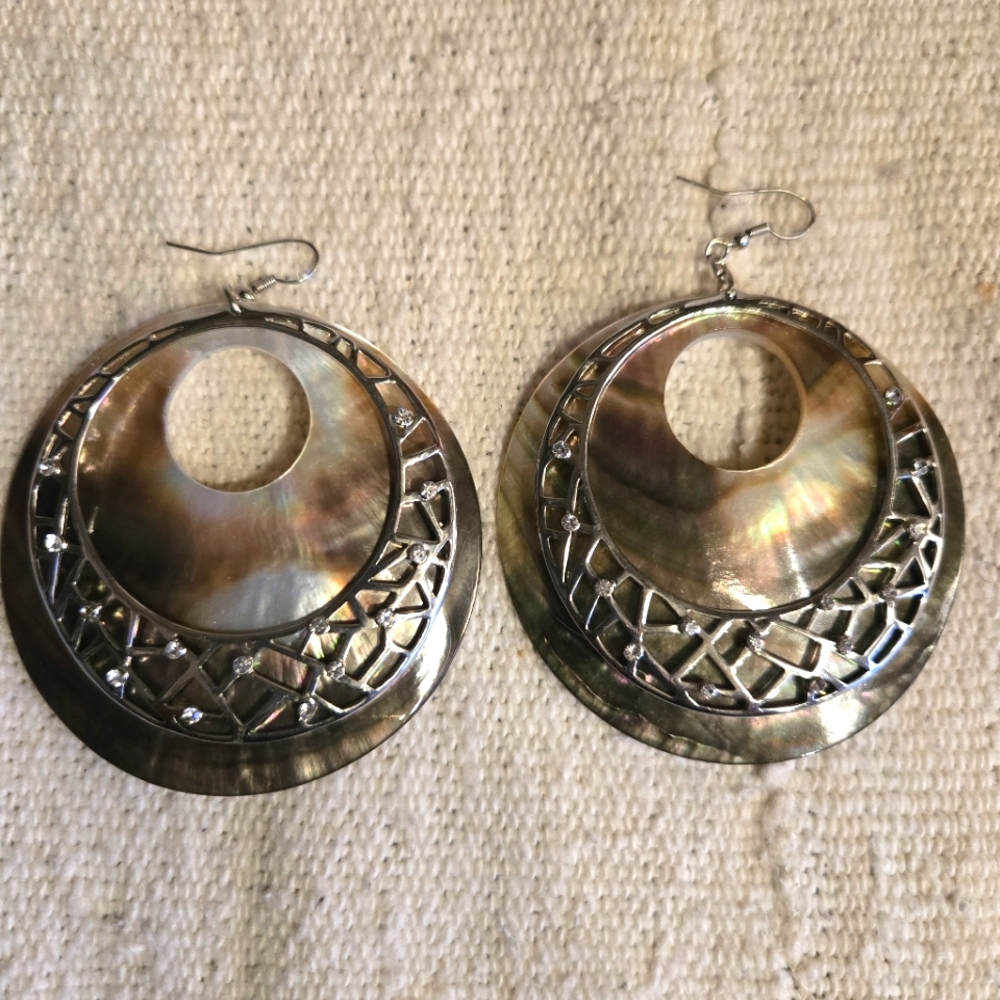 Lovely shell earrings with rhinestones